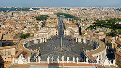 250px-St_Peter's_Square,_Vatican_City_-_April_2007 BERJAYA