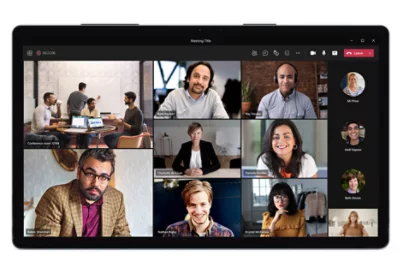 A video meeting on Microsoft Teams with 19 participants and the text chat open on the right.