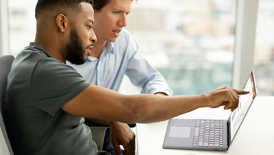 Des personnes collaborent au travail en utilisant l’écran tactile d’un Surface Laptop 5