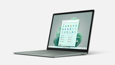 Surface Laptop 5 in Salbei von hinten gesehen mit leicht geschlossenem Deckel.