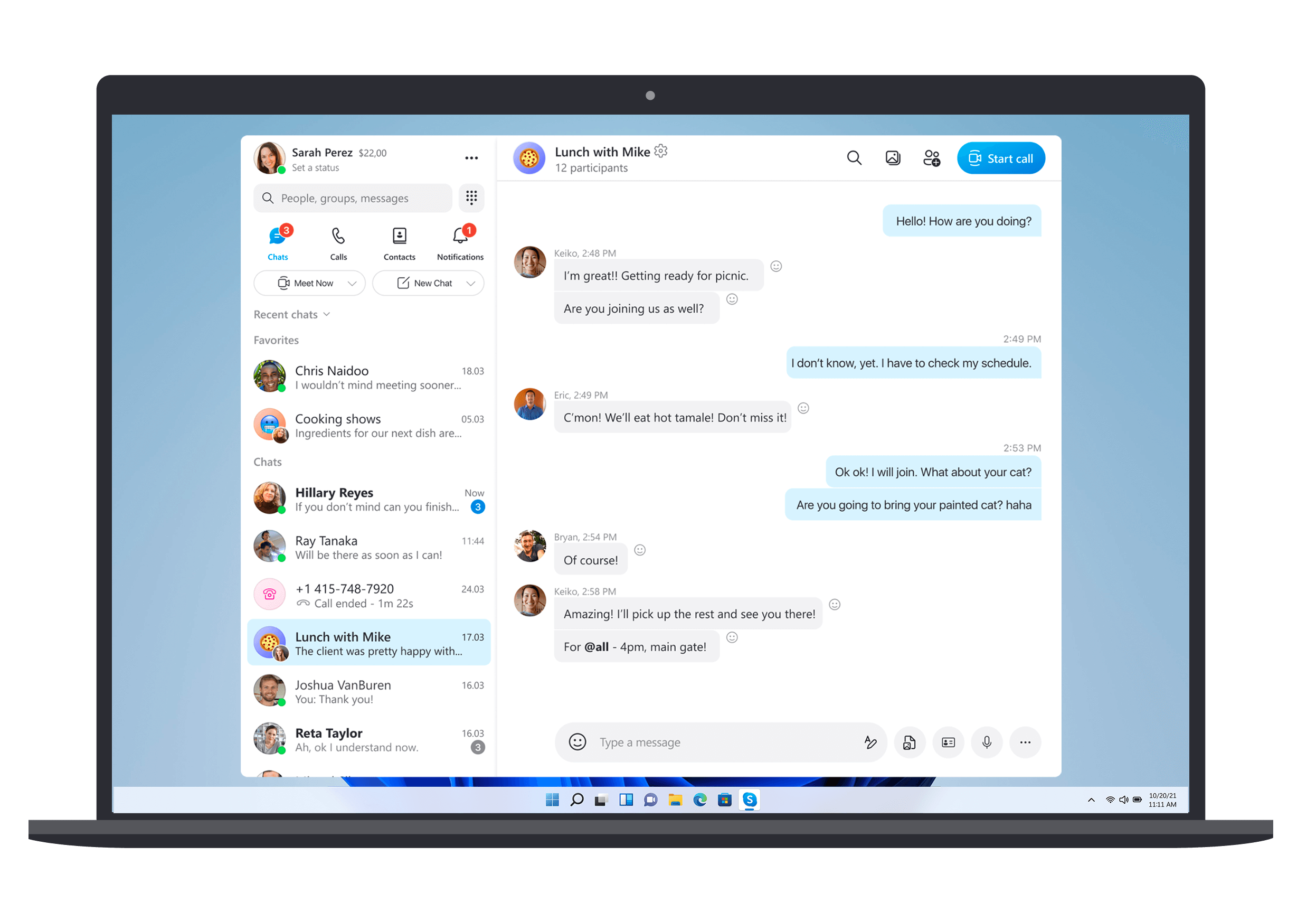Computador com cliente do Skype no ecrã e conversas abertas.