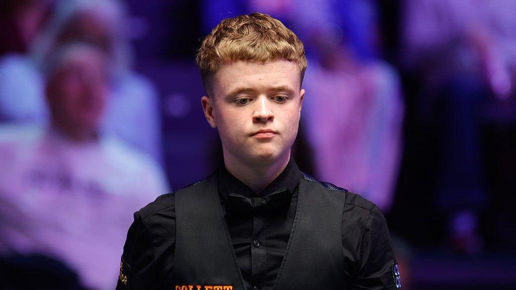 Stan Moody looking down at a snooker table