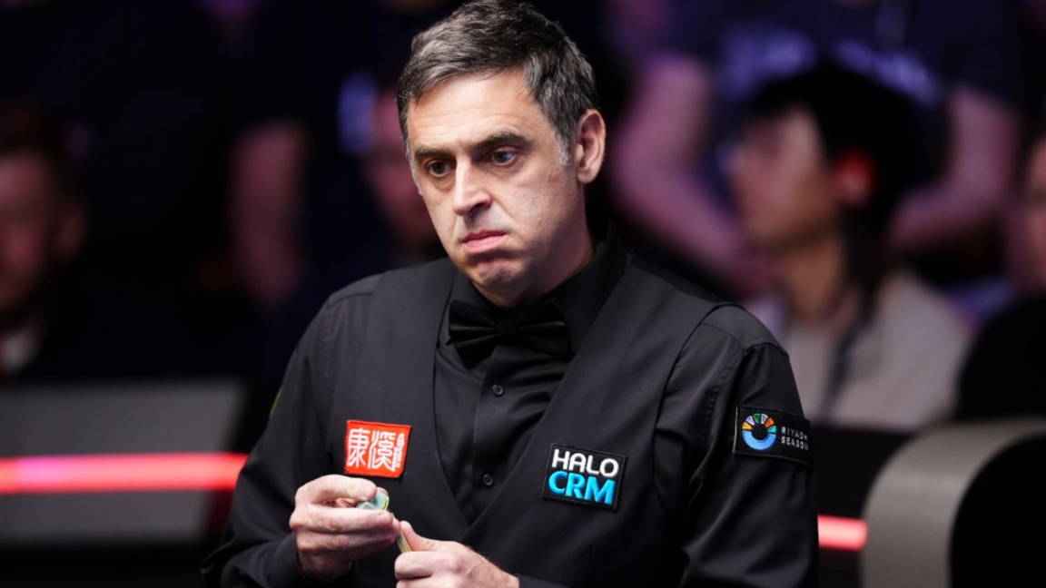 Ronnie O'Sullivan chalking his cue