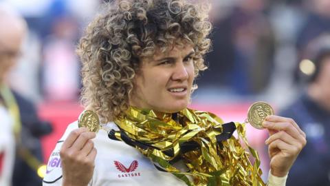 Elie Kildunne with two Womens' Six Nations medals