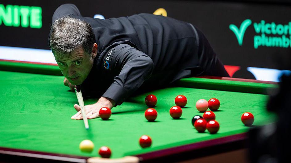 Ronnie O'Sullivan pots a red