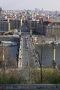 Pohled na Pařížskou ulici a Čechův most z&nbsp;parku Letná