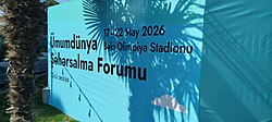 Bakıda 2026 Ümumdünya Şəhərsalma Forumunu təbliğ edən yazı