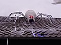 Riesenspinne auf einem Hausdach als Teil der Halloween-Dekoration (Deutschland)
