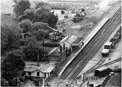 Cannoni ferroviari mimetizzati con contrombreggiatura da Hugh Cott (in alto) e con camuffamento convenzionale (al centro), agosto 1940. Le autorità britanniche riconobbero l'efficacia della contrombreggiatura di Cott, ma si rifiutarono di adottarla.