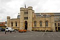 Peterborough'da eski hapishane onunde eski mahkemeler binası. Günümüzde bir restoran